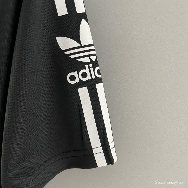 قميص كرة قدم ريترو كولو كولو 92/93 خارج ملعبه
