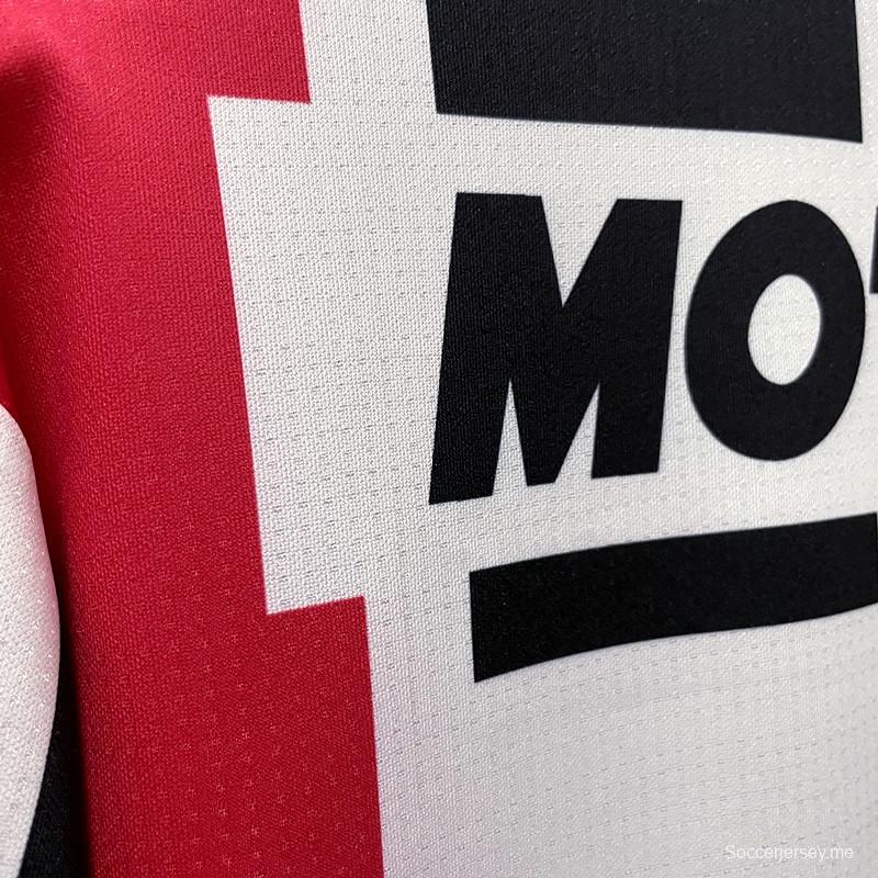 قميص كرة قدم ساو باولو الرجعية 2000 خارج ملعبه
