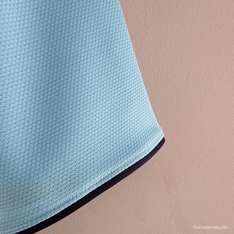 قميص توتنهام هوتسبير القديم 06/07 خارج ملعبه
