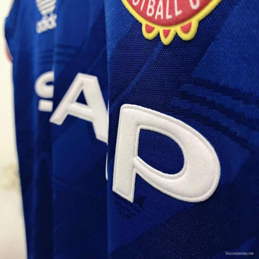 قميص فريق مانشستر يونايتد لكرة القدم الرجعية 86/88 خارج ملعبه
