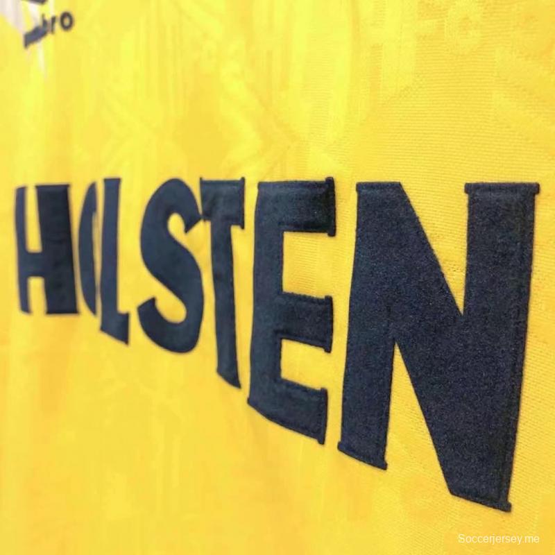 قميص فريق توتنهام هوتسبير لكرة القدم القديم 92/94 خارج ملعبه
