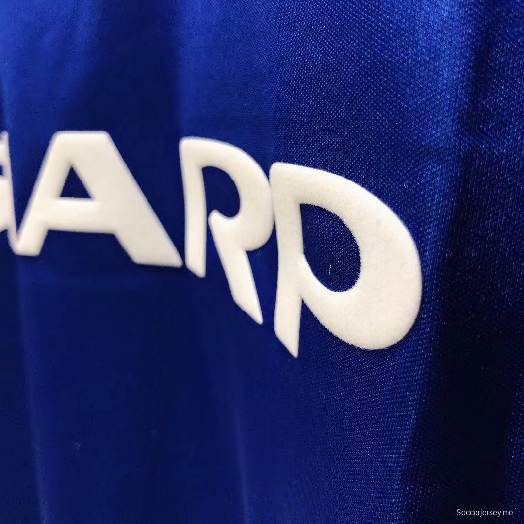 قميص فريق مانشستر يونايتد لكرة القدم الرجعية 84/85 خارج ملعبه
