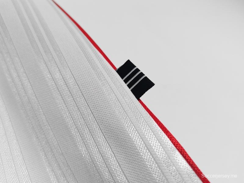 قميص كرة قدم رينجرز 1995/96 ريترو خارج ملعب رينجرز
