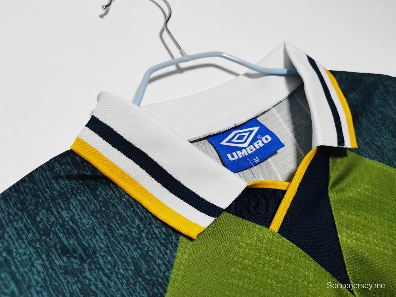 قميص كرة القدم القديم 1995/96 لإنتر ميلانو خارج ملعبه
