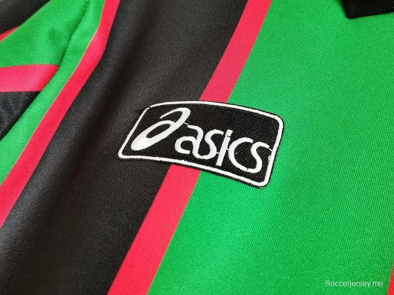 قميص كرة قدم أستون فيلا ريترو 1993/95 خارج ملعبه
