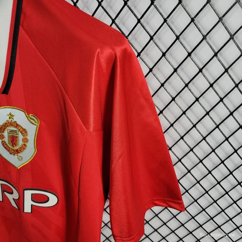 قميص فريق مانشستر يونايتد القديم 99/00 على أرضه
