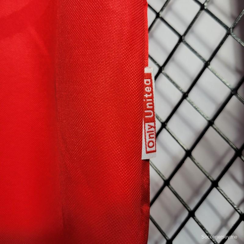 قميص فريق مانشستر يونايتد القديم 99/00 على أرضه
