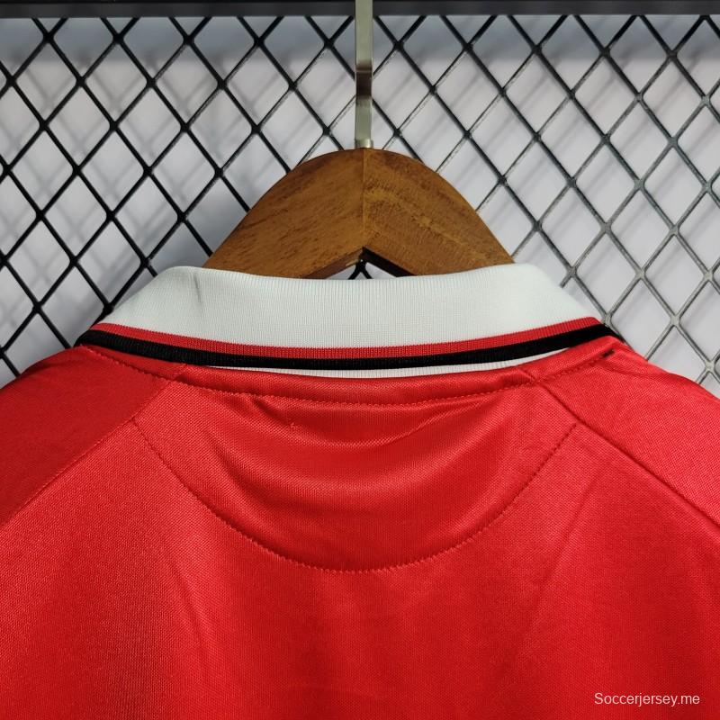 قميص فريق مانشستر يونايتد القديم 99/00 على أرضه
