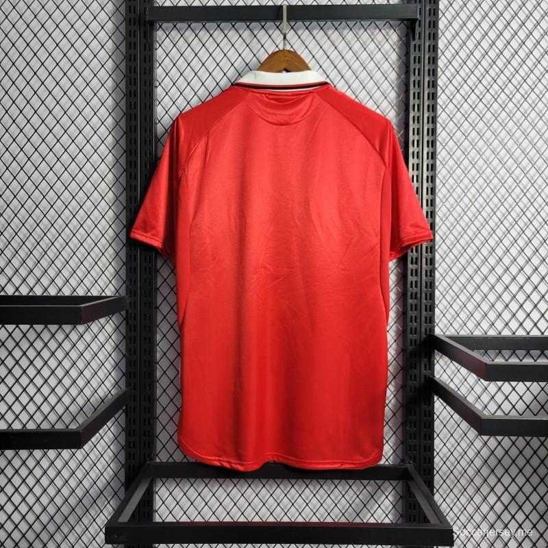 قميص فريق مانشستر يونايتد القديم 99/00 على أرضه
