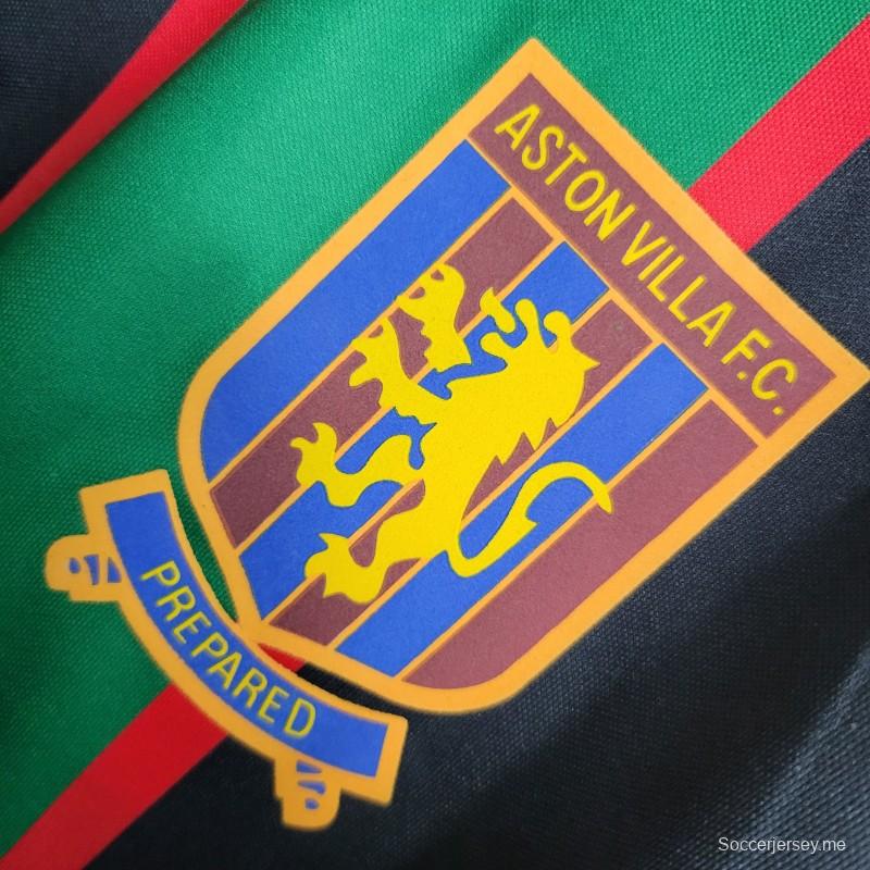 قميص كرة قدم أستون فيلا ريترو 1993/95 خارج ملعبه
