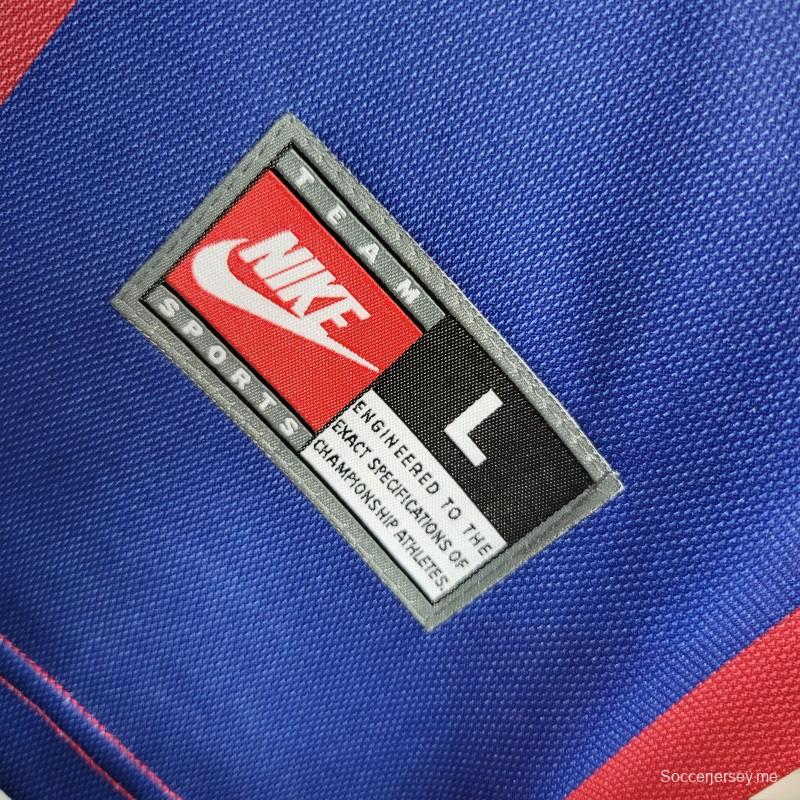 قميص قديم 98-99 لبرشلونة على أرضه
