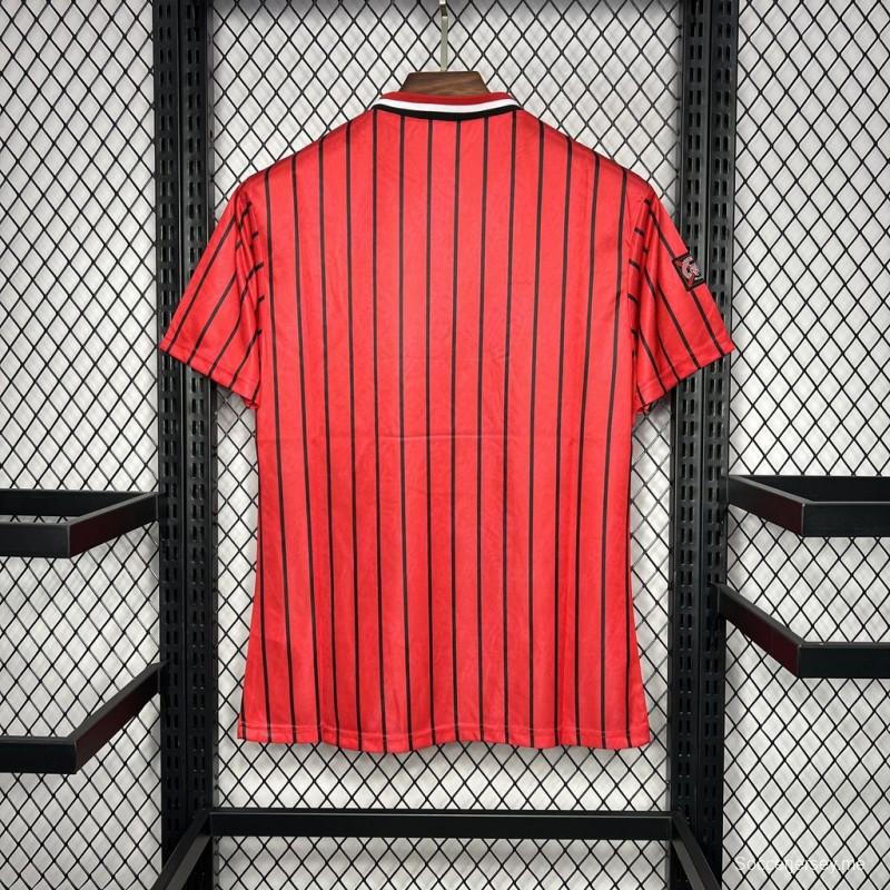 قميص فريق غلاسكو رينجرز رينجرز القديم 94/95 خارج ملعبه
