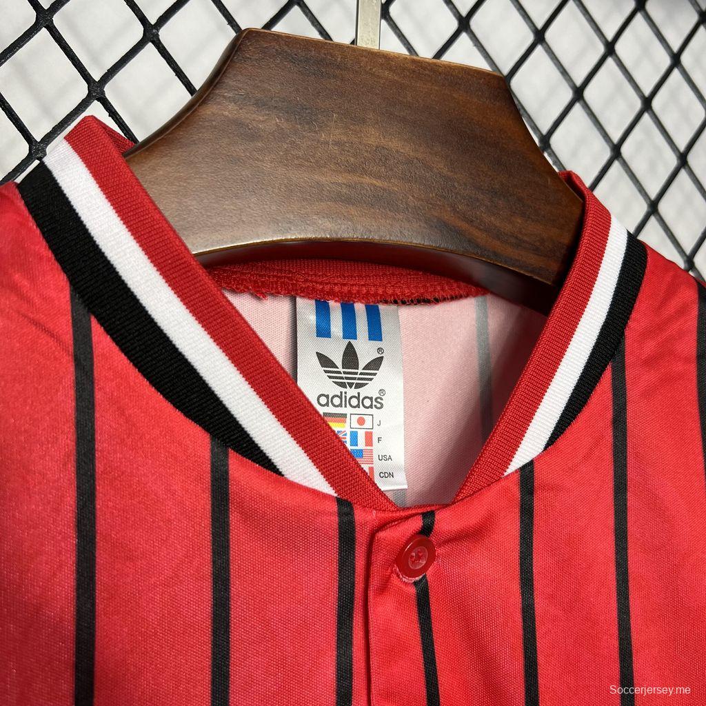 قميص فريق غلاسكو رينجرز رينجرز القديم 94/95 خارج ملعبه
