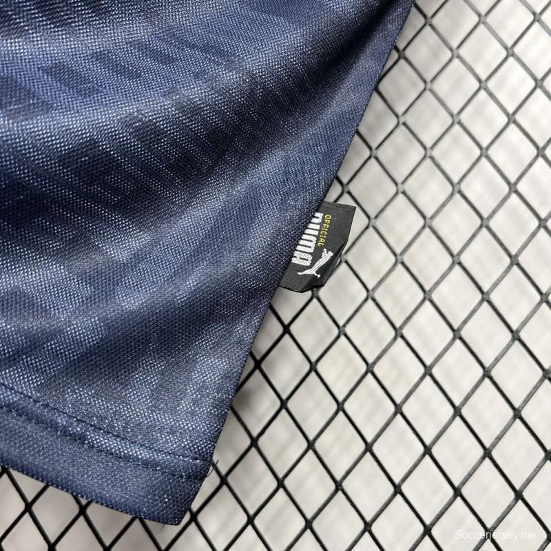 قميص قديم 96/97 لأتلتيكو مدريد خارج ملعبه
