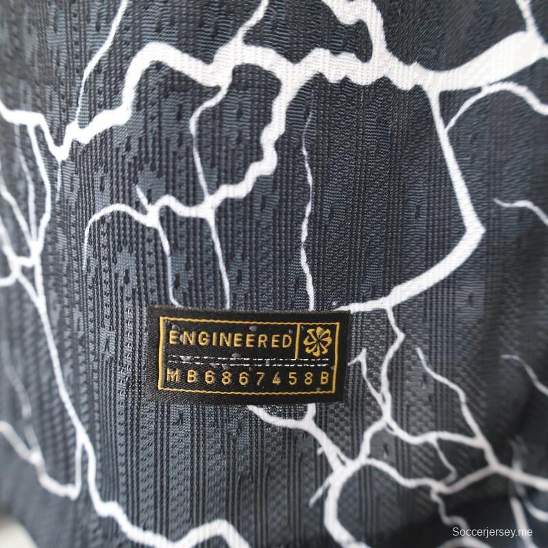 إصدار 25/26 قميص برشلونة إصدار خاص أبيض/أسود إصدار خاص من برشلونة