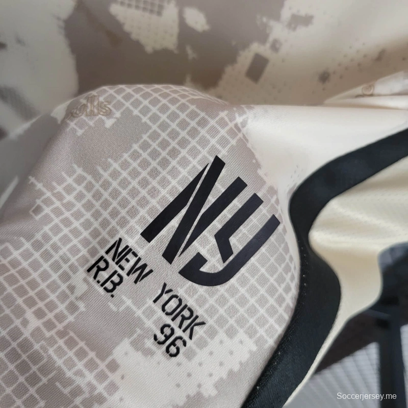 25/26 قميص فريق نيويورك ريد بولز نيويورك ريد بولز خارج الملعب