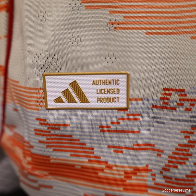 إصدار اللاعب 25/26 قميص بايرن ميونيخ خارج ملعبه