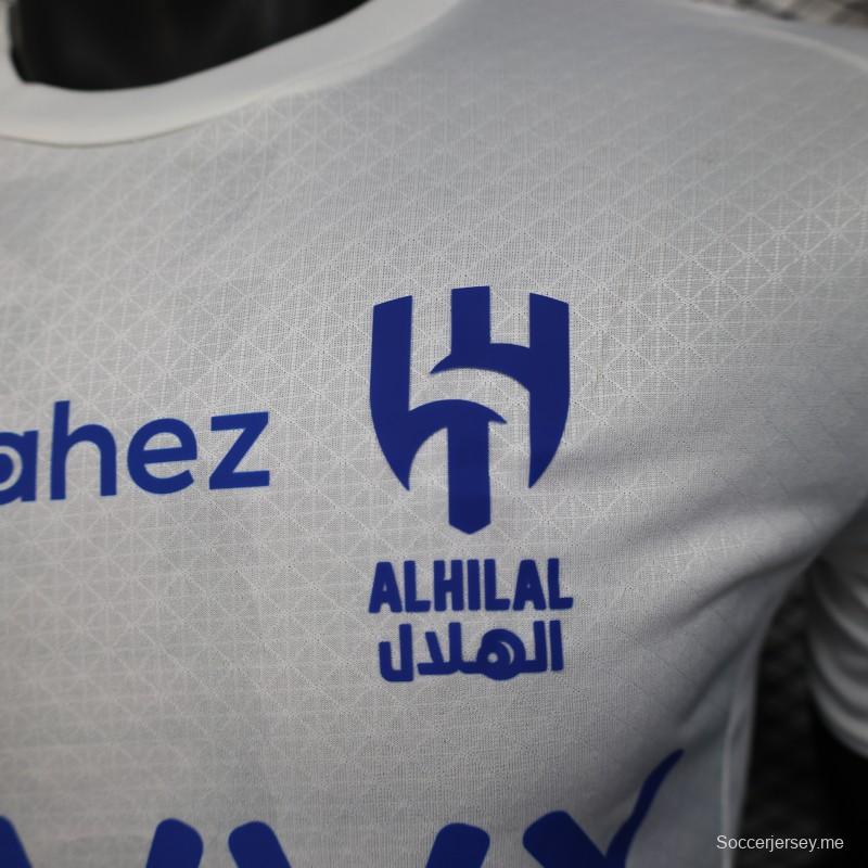 إصدار اللاعب 25/26 قميص الهلال خارج أرضه أبيض بتفاصيل زرقاء مع قميص راعي مجموعة سافي للألعاب