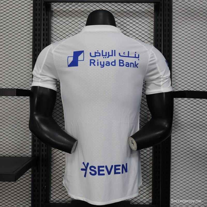 إصدار اللاعب 25/26 قميص الهلال خارج أرضه أبيض بتفاصيل زرقاء مع قميص راعي مجموعة سافي للألعاب