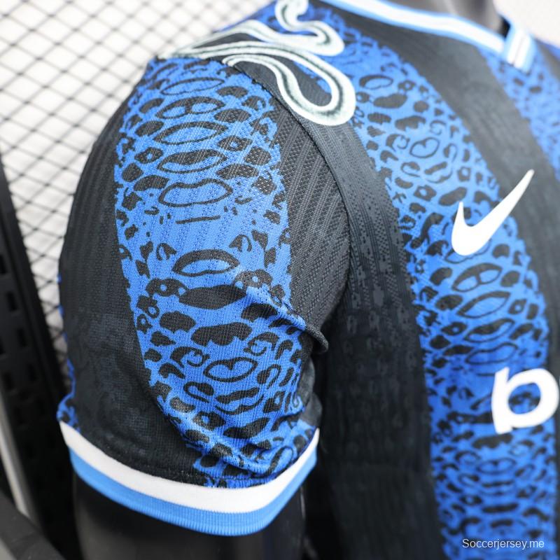 إصدار اللاعب 25/26 قميص إنتر ميلان الإيطالي باللونين الأسود والأزرق بتصميم الثعبان