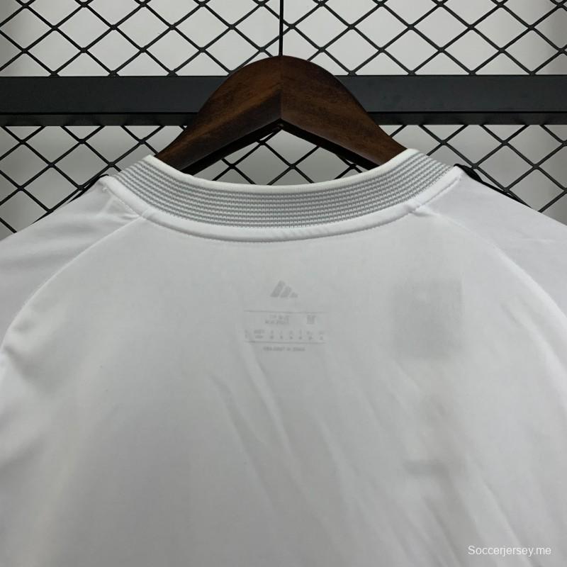 25/26 قميص ريال مدريد للسيدات على أرضه