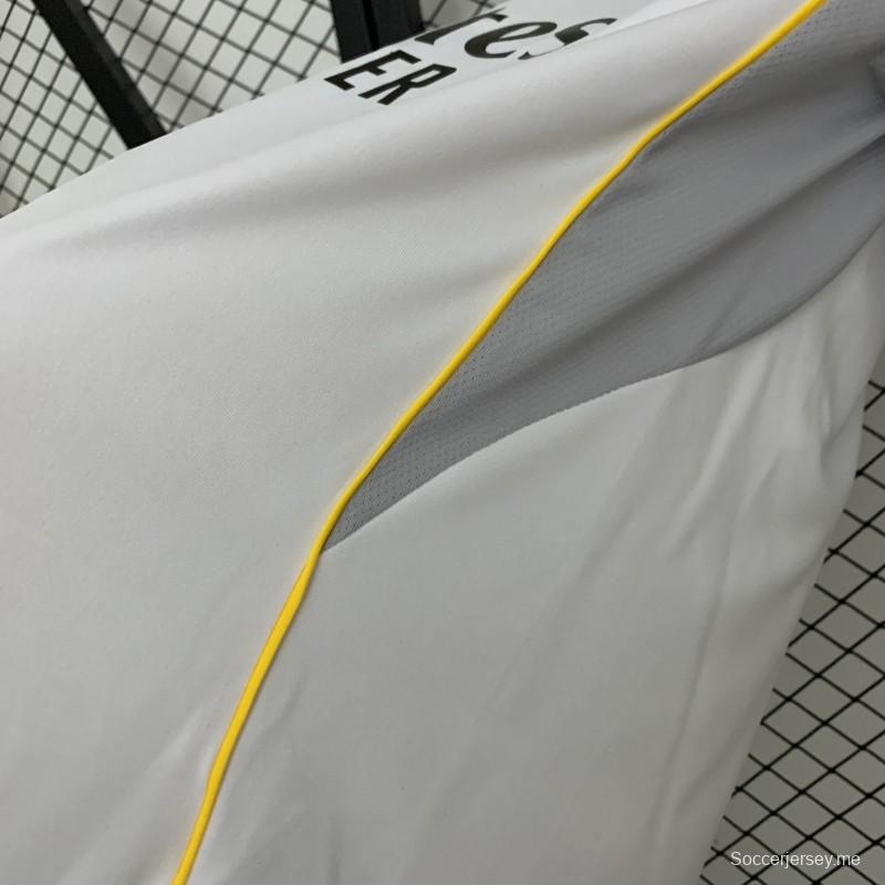 25/26 قميص ريال مدريد للسيدات على أرضه