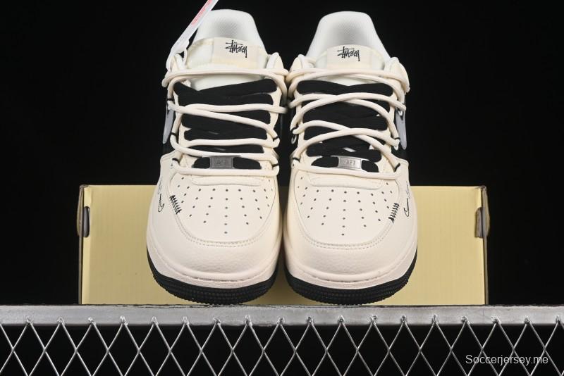 حذاء نايك اير فورس 1 '07 منخفض من نايك ستاسي كولابورشن ستاسي كولاج بأربطة سوداء - DM686868-073