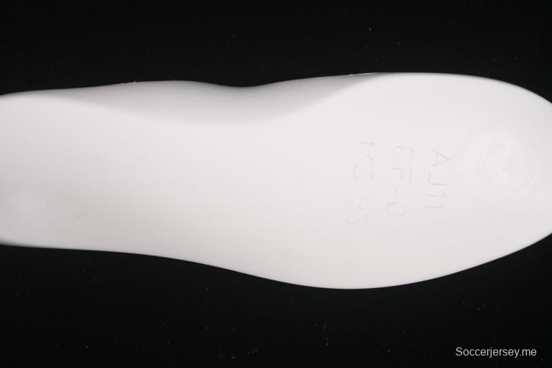 حذاء نايك Undefeated x Air Jordan 4 OG من نايك أنديفايتد باللون الأخضر الزيتوني مع لمسات برتقالية وسوداء - IB1519-200