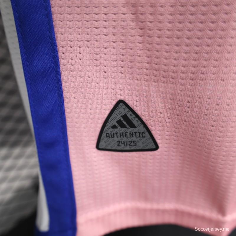 إصدار اللاعب 2025 قميص الجزائر أبيض-زهري بتصميم خريطة البلد 2025