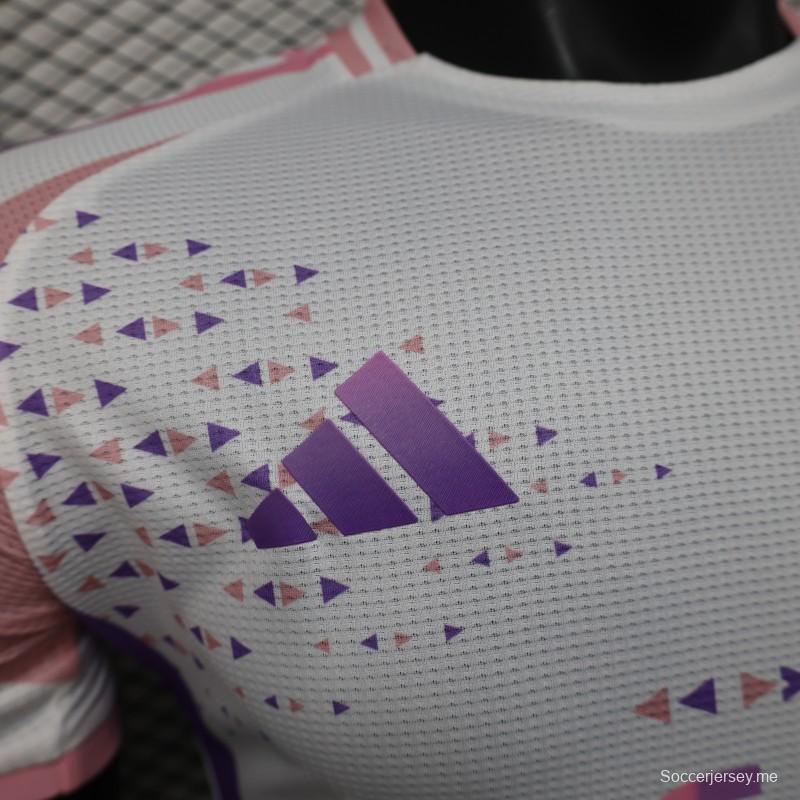 إصدار اللاعب 2025 قميص الجزائر أبيض-وردي بنقوش هندسية