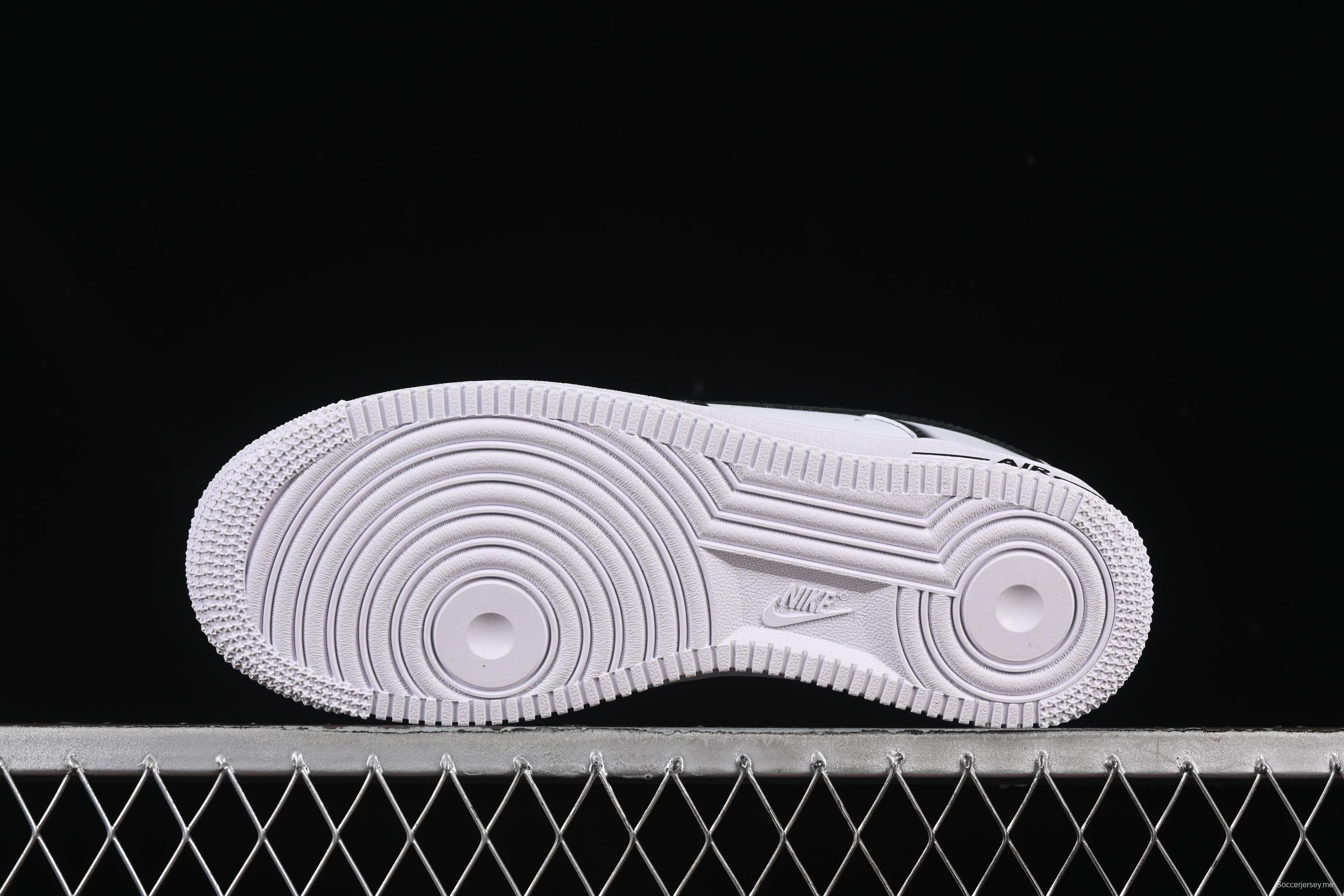 حذاء رياضي كاجوال منخفض من نايك إير فورس 1'07 بإطار أسود وشعار أخضر وتطريز ذهبي - ZH0316-075