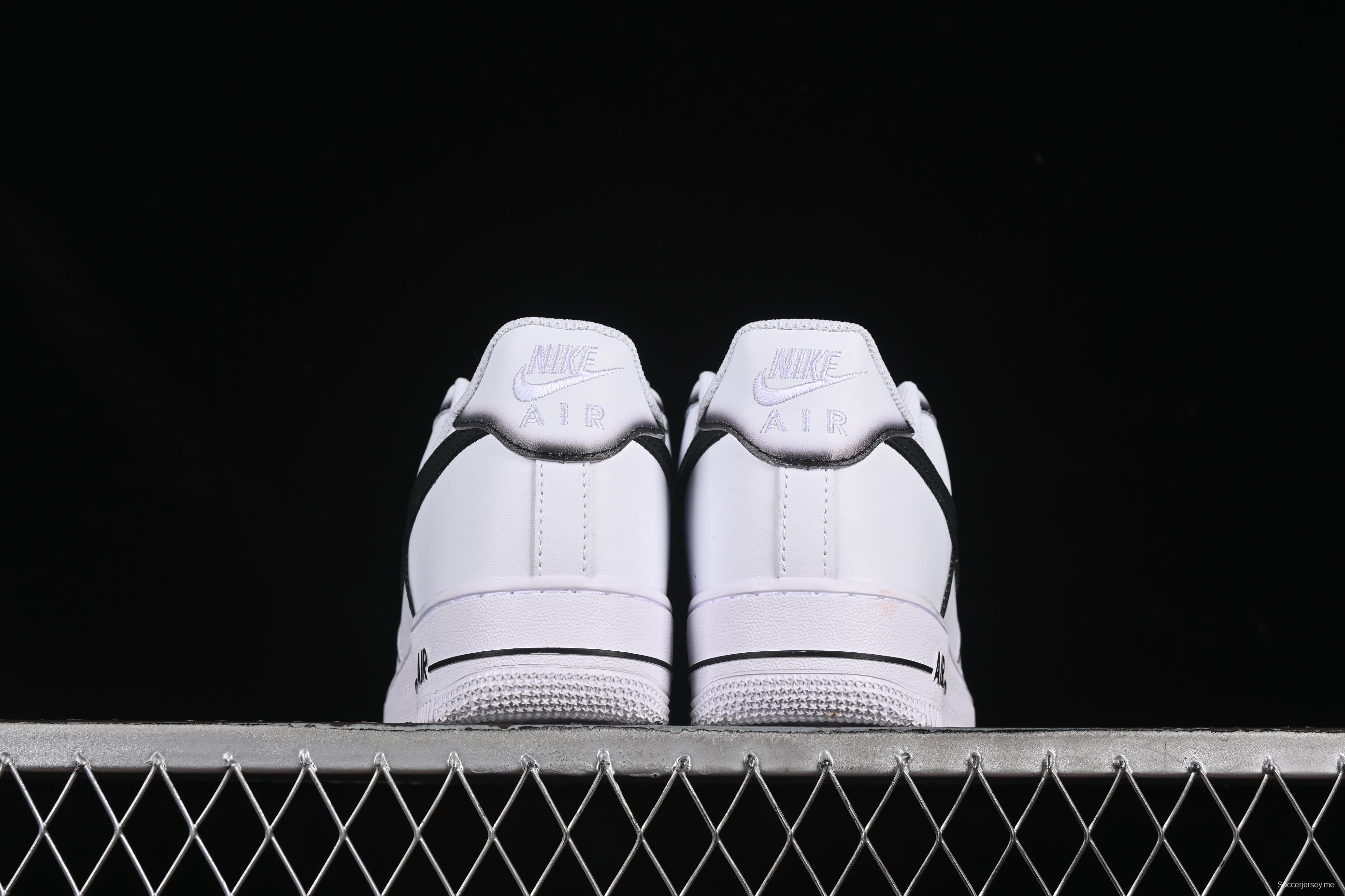 حذاء رياضي كاجوال منخفض من نايك إير فورس 1'07 بإطار أسود وشعار أخضر وتطريز ذهبي - ZH0316-075