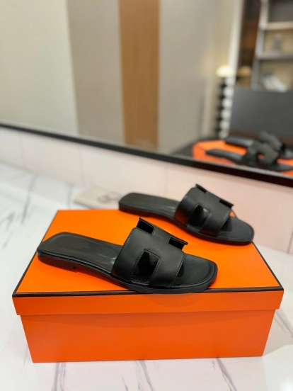 2025 Women Hermès Black Leather Slippers