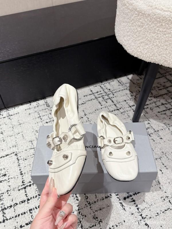 حذاء باليه بمشبك معدني مرصع بأزرار من بالنسياغا - KFY00300