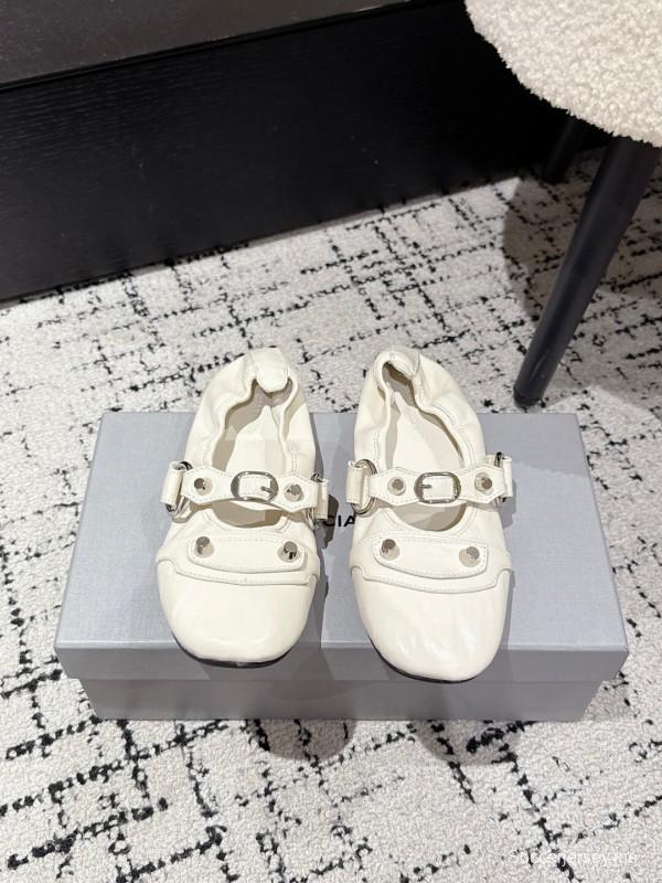 حذاء باليه بمشبك معدني مرصع بأزرار من بالنسياغا - KFY00300