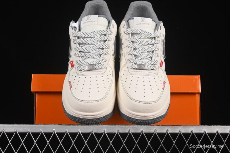 حذاء نايك اير فورس 1 '07 المنخفض من نايك اير فورس 1 '07 LV Collaboration باللون الرمادي الفاتح ذو خطافين صغيرين كاجوال - YX5066-350