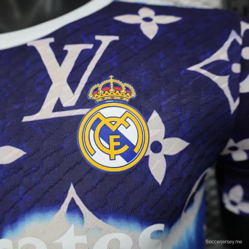 إصدار اللاعب 25/26 قميص ريال مدريد أزرق بنقشة مونوغرام لويس فويتون