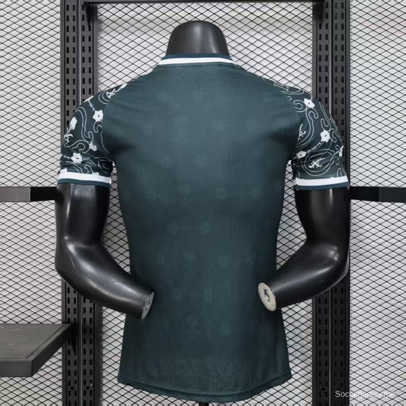 إصدار اللاعب 25/26 قميص الأهلي السعودي باللون الأخضر الداكن مع قميص الأهلي السعودي ذو النقش العربي التقليدي
