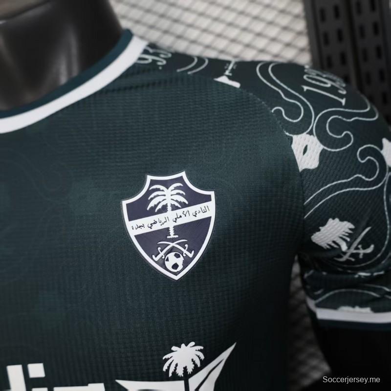 إصدار اللاعب 25/26 قميص الأهلي السعودي باللون الأخضر الداكن مع قميص الأهلي السعودي ذو النقش العربي التقليدي