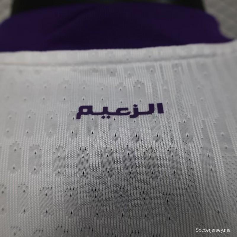 إصدار اللاعب 25/26 قميص فريق العين الإماراتي خارج الملعب