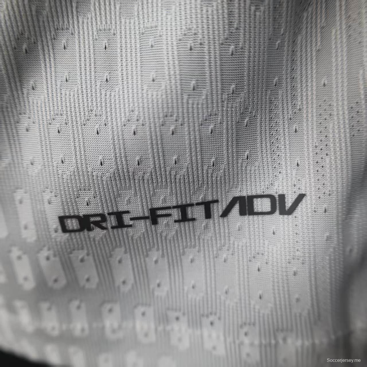 إصدار اللاعب 25/26 قميص فريق العين الإماراتي خارج الملعب