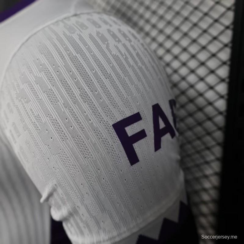 إصدار اللاعب 25/26 قميص فريق العين الإماراتي خارج الملعب