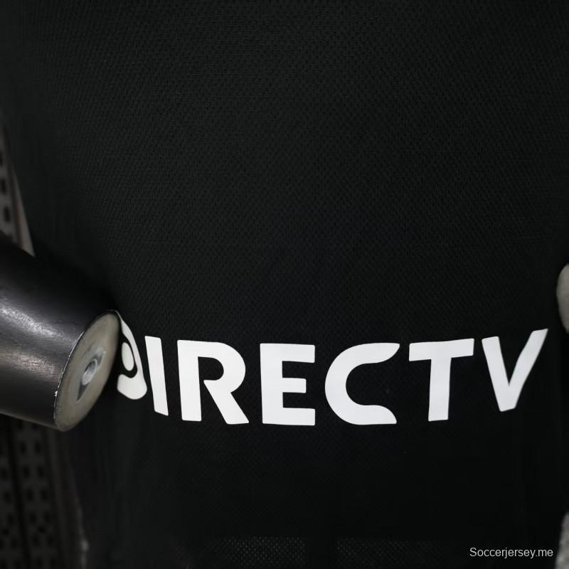 نسخة اللاعب 25/26 قميص ريفر بليت خارج الملعب