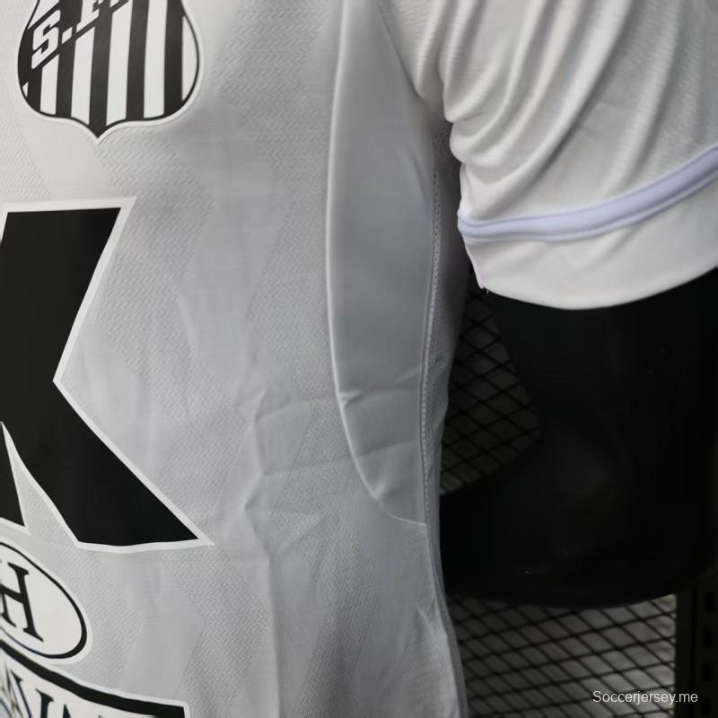 إصدار اللاعب 25/26 قميص سانتوس الرئيسي مع الرعاة الكاملين
