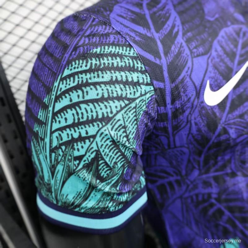 إصدار اللاعب 2025 قميص البرازيل البنفسجي بنقشة أوراق الشجر الاستوائية