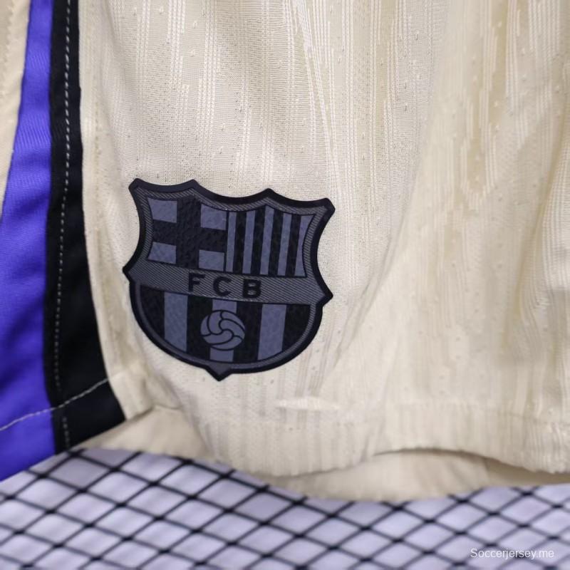 نسخة اللاعب 25/26 شورت برشلونة خارج ملعبه