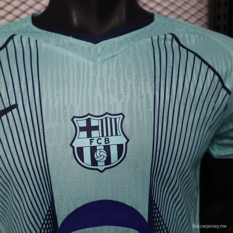 إصدار اللاعب 25/26 قميص نادي برشلونة أزرق فاتح مع قميص بنقشة خطوط عمودية