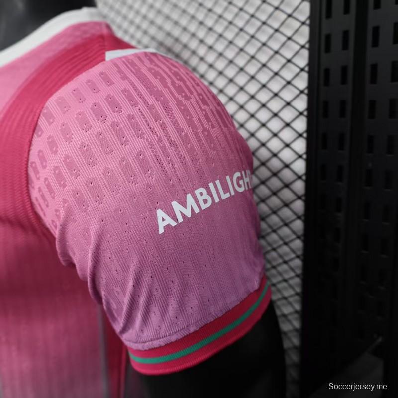 إصدار اللاعب 25/26 قميص نادي برشلونة باللون الوردي مع قميص متدرج اللون