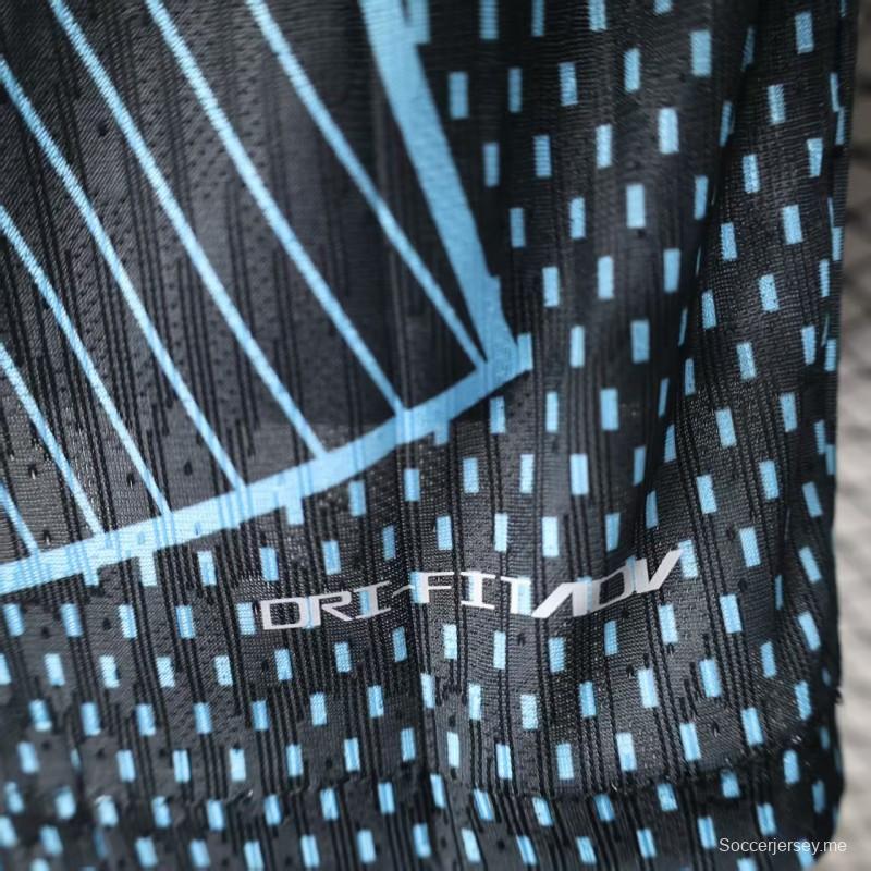 نسخة اللاعب 25/26 من قميص نادي برشلونة لكرة القدم أسود بنقشة خطوط هندسية