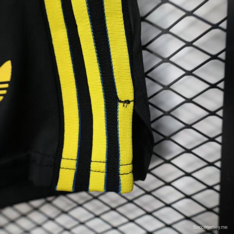 نسخة اللاعب 25/26 شورت مانشستر يونايتد خارج ملعبه